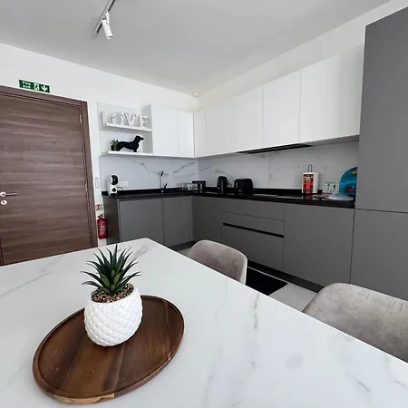 Floor Escape Penthouse Apartment *