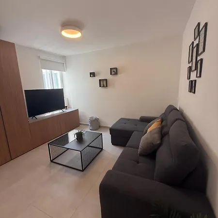 Floor Escape Penthouse Apartment *