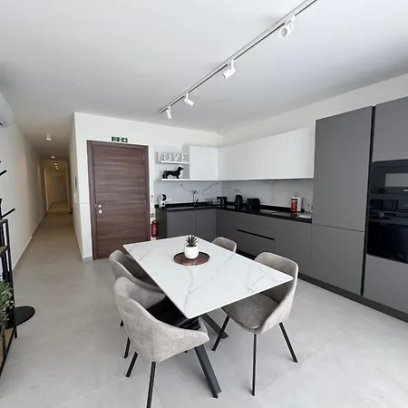 Floor Penthouse With Valletta Views & Terrace דירה
