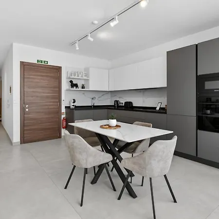Floor Penthouse With Valletta Views & Terrace דירה
