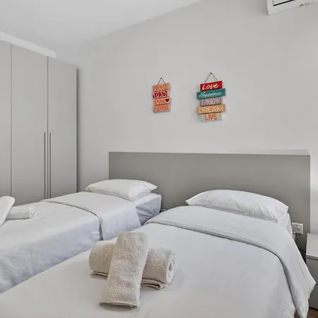 Floor Penthouse With Valletta Views & Terrace דירה