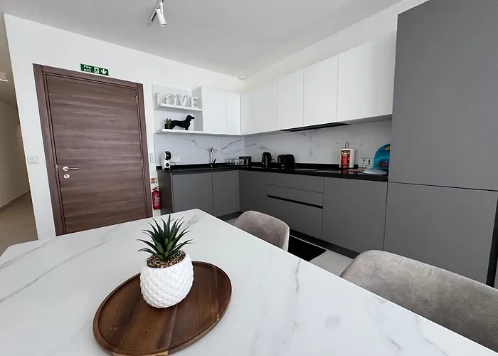 Floor Escape Penthouse דירה *