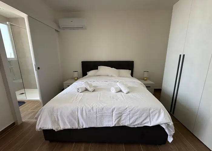 Floor Escape Penthouse דירה *